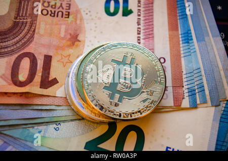 Stapel von Bitcoins über Euro Papier monete exchange Geld für bitcoin Konzept. Stockfoto