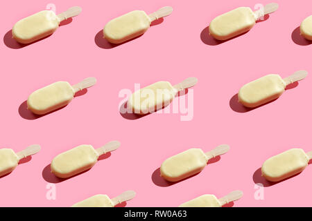 Weiße Schokolade Eis popsicle Muster auf rosa Hintergrund Stockfoto