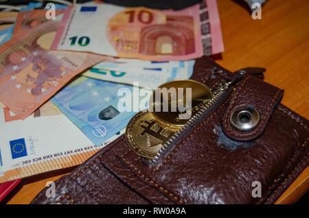 Des astraleums und bitcoin körperliche Version der virtuellen Währung in der Tasche für Brieftasche Börse, virtuelle Währung zu kaufen und zu verkaufen. Stockfoto