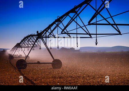 Ein overhead Sprinklerwasser Bewässerungssystem in der Nähe von Cordoba, Andalusien, Spanien Stockfoto