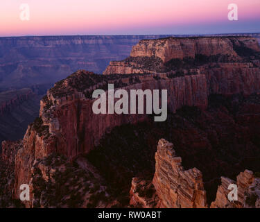 USA, Arizona, der Grand Canyon National Park, North Rim, Dawn Licht über Wotans Throne und Umgebung Canyon, von Cape Royal. Stockfoto