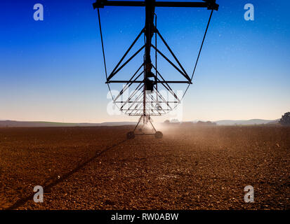 Ein overhead Sprinklerwasser Bewsserungssystem in der Nhe von Cordoba,  Andalusien, Spanien Stockfotografie - Alamy