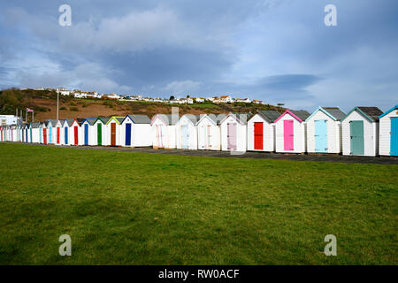 Bunten Holzhütten am Broadsands in der Nähe von Paignton in Devon Stockfoto