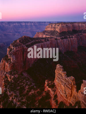 USA, Arizona, der Grand Canyon National Park, North Rim, Dawn Licht über Wotans Throne und Umgebung Canyon, von Cape Royal. Stockfoto