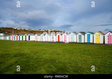 Bunten Holzhütten am Broadsands in der Nähe von Paignton in Devon Stockfoto