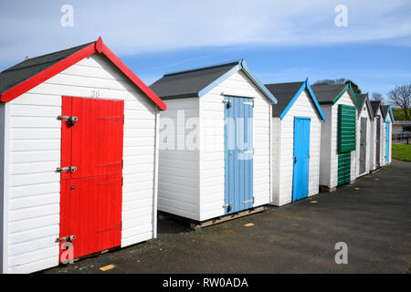 Bunten Holzhütten am Broadsands in der Nähe von Paignton in Devon Stockfoto