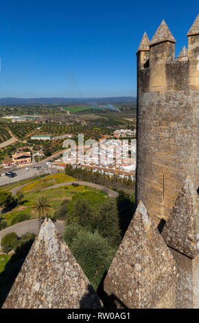 Zinnen der Castillo de Almodóvar del Río in der Provinz Córdoba, Spanien. Spiel der Throne Lage. Stockfoto