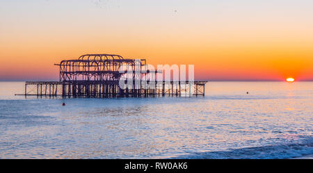 Alte Brighton Pier in den Sonnenuntergang Stockfoto