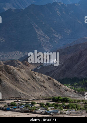 Buddhistische Kloster Chamdey am Berghang in Ladakh, Jammu und Kaschmir, Indien, vertikal gedreht. Stockfoto