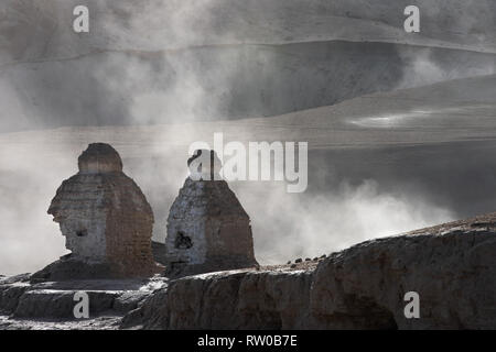 Alte buddhistische Stupas an einem Berghang in den Staub und die Strahlen der Sonne, Ladakh, Jammu und Kaschmir, Indien. Stockfoto