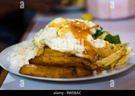 Cuban Style Reis mit Ei, Pommes frites, Wegerich und Reis Stockfoto