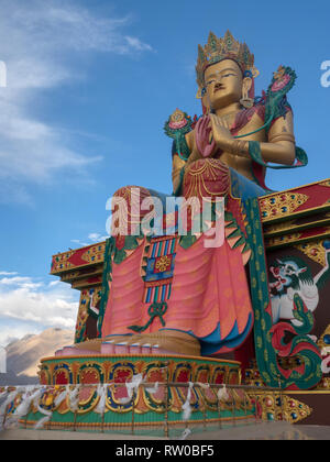 Eine riesige goldene Skulptur des Buddha im Nubra Tal, Jammu und Kaschmir, Indien. Stockfoto