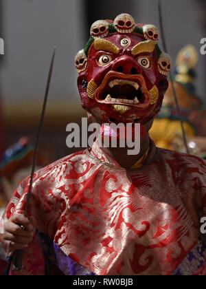 Maske des Roten Mahakala durch den Tanz der Tsam, Tibet durchgeführt. Stockfoto