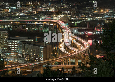 Der Interstate 5 Marquam Bridge bei Nacht, Portland, Oregon. Stockfoto