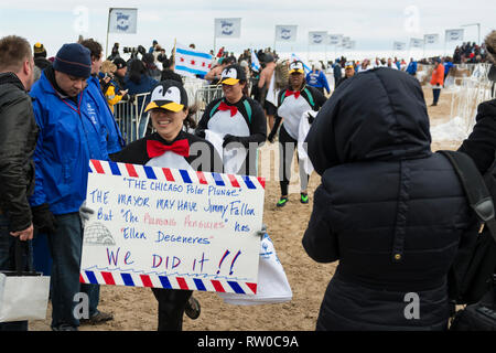 Chicago, IL - März 2, 2014 - Hunderte von brave Chicagoans zeigte sich in das Einfrieren Lake Michigan Wasser bei der jährlichen Polar Plunge Ereignis springen ein Stockfoto