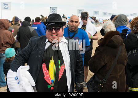 Chicago, IL - März 2, 2014 - Hunderte von brave Chicagoans zeigte sich in das Einfrieren Lake Michigan Wasser bei der jährlichen Polar Plunge Ereignis springen ein Stockfoto