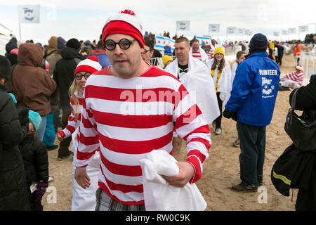 Chicago, IL - März 2, 2014 - Hunderte von brave Chicagoans zeigte sich in das Einfrieren Lake Michigan Wasser bei der jährlichen Polar Plunge Ereignis springen ein Stockfoto