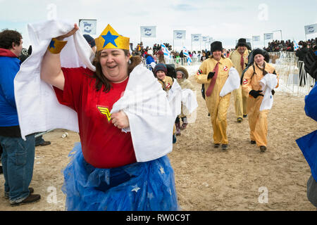 Chicago, IL - März 2, 2014 - Hunderte von brave Chicagoans zeigte sich in das Einfrieren Lake Michigan Wasser bei der jährlichen Polar Plunge Ereignis springen ein Stockfoto