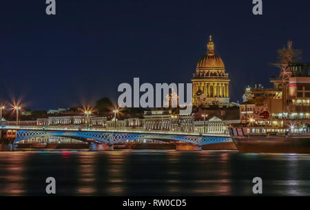 Sonnenuntergang in Sankt Petersburg, Russland über die Newa mit dem Blick auf die Blagoveshchenskiy Brücke und die Isaaks-kathedrale Stockfoto