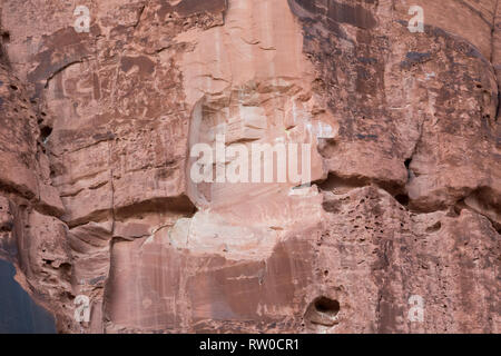 Entdecken Sie remote Red Rock Canyons und Klippen entlang der malerischen Fluss Colorado, Moab, Canyonlands, Utah. Die einzigartige geologische Formationen Land sehen. Stockfoto