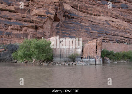 Entdecken Sie remote Red Rock Canyons und Klippen entlang der malerischen Fluss Colorado, Moab, Canyonlands, Utah. Die einzigartige geologische Formationen Land sehen. Stockfoto