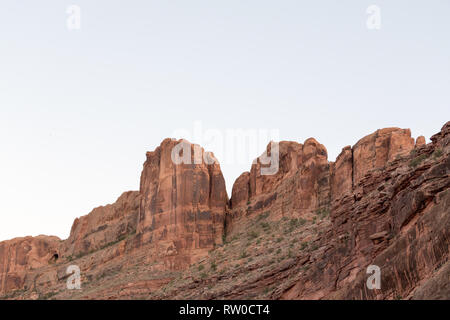 Entdecken Sie remote Red Rock Canyons und Klippen entlang der malerischen Fluss Colorado, Moab, Canyonlands, Utah. Die einzigartige geologische Formationen Land sehen. Stockfoto