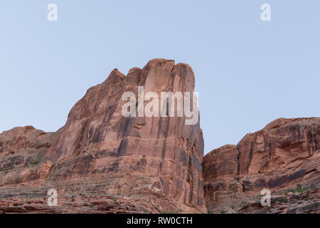 Entdecken Sie remote Red Rock Canyons und Klippen entlang der malerischen Fluss Colorado, Moab, Canyonlands, Utah. Die einzigartige geologische Formationen Land sehen. Stockfoto