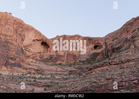 Entdecken Sie remote Red Rock Canyons und Klippen entlang der malerischen Fluss Colorado, Moab, Canyonlands, Utah. Die einzigartige geologische Formationen Land sehen. Stockfoto