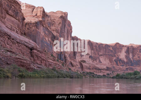 Entdecken Sie remote Red Rock Canyons und Klippen entlang der malerischen Fluss Colorado, Moab, Canyonlands, Utah. Die einzigartige geologische Formationen Land sehen. Stockfoto