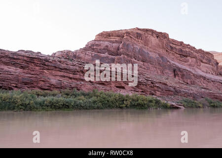 Entdecken Sie remote Red Rock Canyons und Klippen entlang der malerischen Fluss Colorado, Moab, Canyonlands, Utah. Die einzigartige geologische Formationen Land sehen. Stockfoto