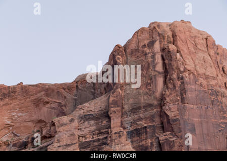 Entdecken Sie remote Red Rock Canyons und Klippen entlang der malerischen Fluss Colorado, Moab, Canyonlands, Utah. Die einzigartige geologische Formationen Land sehen. Stockfoto