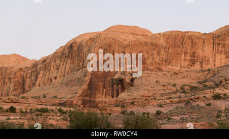 Entdecken Sie remote Red Rock Canyons und Klippen entlang der malerischen Fluss Colorado, Moab, Canyonlands, Utah. Die einzigartige geologische Formationen Land sehen. Stockfoto