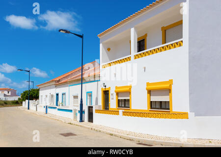 Straße mit typisch portugiesischen weisse Häuser in Sagres, der Gemeinde Vila do Bispo, Algarve im Süden von Portugal. Stockfoto