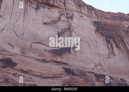 Entdecken Sie remote Red Rock Canyons und Klippen entlang der malerischen Fluss Colorado, Moab, Canyonlands, Utah. Die einzigartige geologische Formationen Land sehen. Stockfoto