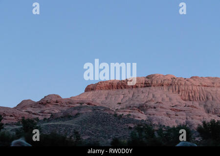 Entdecken Sie remote Red Rock Canyons und Klippen entlang der malerischen Fluss Colorado, Moab, Canyonlands, Utah. Die einzigartige geologische Formationen Land sehen. Stockfoto