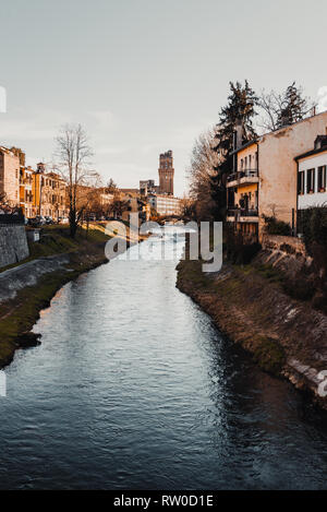 Blick auf die Sternwarte La Specola und den Fluss in Padua, Italien Stockfoto