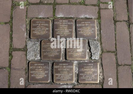 Niederlande, Gouda, 2017, Stolpersteine, oder Stolpersteine sind Memorial Messingplatten in den Bürgersteig außerhalb bestimmter Häuser oder Abschiebung platziert Stockfoto