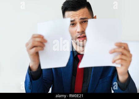 Enttäuschung business Mann, zerrissen. Das Scheitern von Unternehmen Konzept Stockfoto