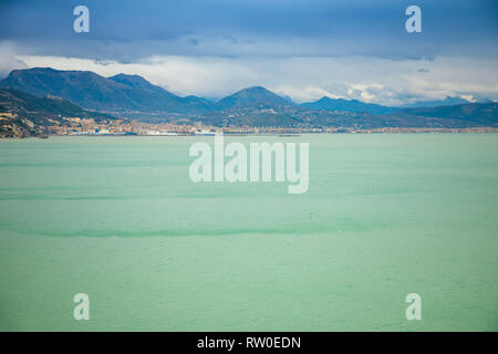 Salerno Stadt und Tyrrhenische Meer Blick von der Straße auf die Amalfi in trüben Tag im Winter, Italien Stockfoto