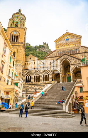 Amalfi, Italien - 03.02.2019: Blick auf die Kathedrale von St. Andrea und die Schritte von der Piazza del Duomo in Amalfi, Italien führende Stockfoto