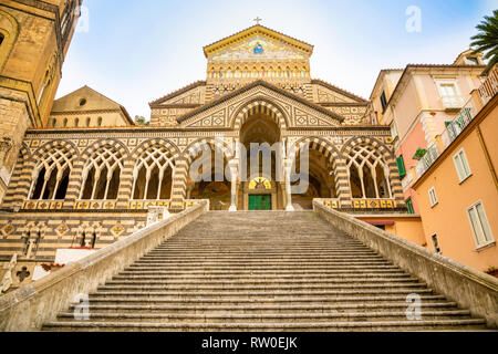 Blick auf die Kathedrale von St. Andrea und die Schritte von der Piazza del Duomo in Amalfi, Italien führende Stockfoto