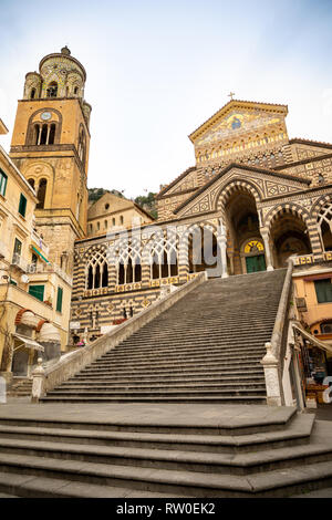 Amalfi, Italien - 03.02.2019: Blick auf die Kathedrale von St. Andrea und die Schritte von der Piazza del Duomo in Amalfi, Italien führende Stockfoto