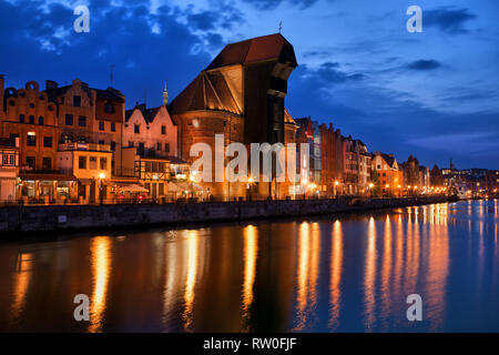 Skyline der Stadt Danzig in Polen, Altstadt mit Reflexion in der Alten Fluss Mottlau. Stockfoto