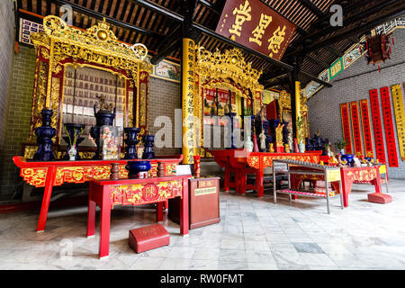 Altäre geweiht Clan Gründer und Vorfahren, Chan siehe Shue Yuen Chinesische Clan House, Kuala Lumpur, Malaysia. Stockfoto