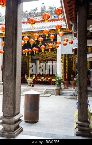 Blick durch den Innenhof in Richtung Ancestral Altar, Chan siehe Shue Yuen Chinesische Clan House, Kuala Lumpur, Malaysia. Stockfoto