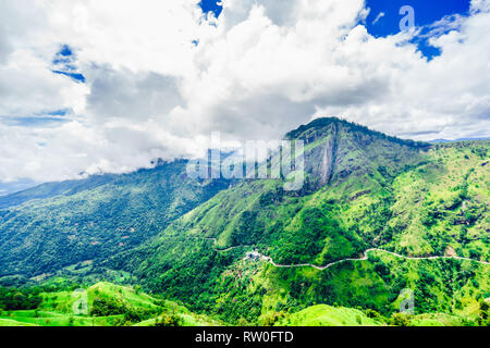 Panoramabild von Little Adams Peak zu Ella Rock in Ella, Sri Lanka. Stockfoto