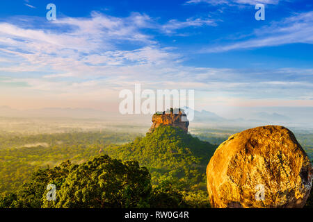 Sonnenaufgang Blick nach Sigiriya Felsen - Lion Rock - von pidurangala Felsen in Sri Lanka Stockfoto