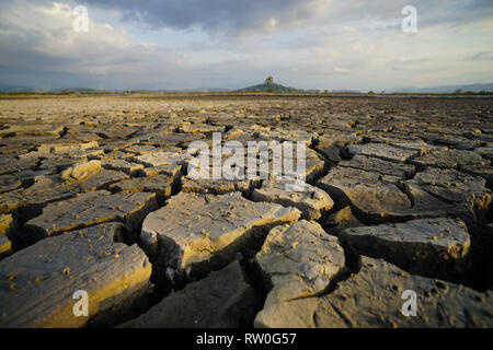 Crack Boden bei der dürre trockene Jahreszeit an Land in Borneo. Stockfoto