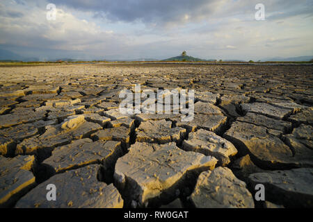 Crack Boden bei der dürre trockene Jahreszeit an Land in Borneo. Stockfoto