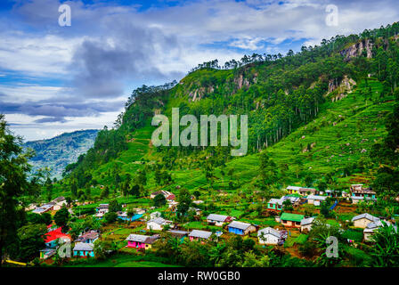 Blick auf die Teeplantagen und einem kleinen Dorf in den Bergen in der Nähe von Haputale, Sri Lanka Stockfoto